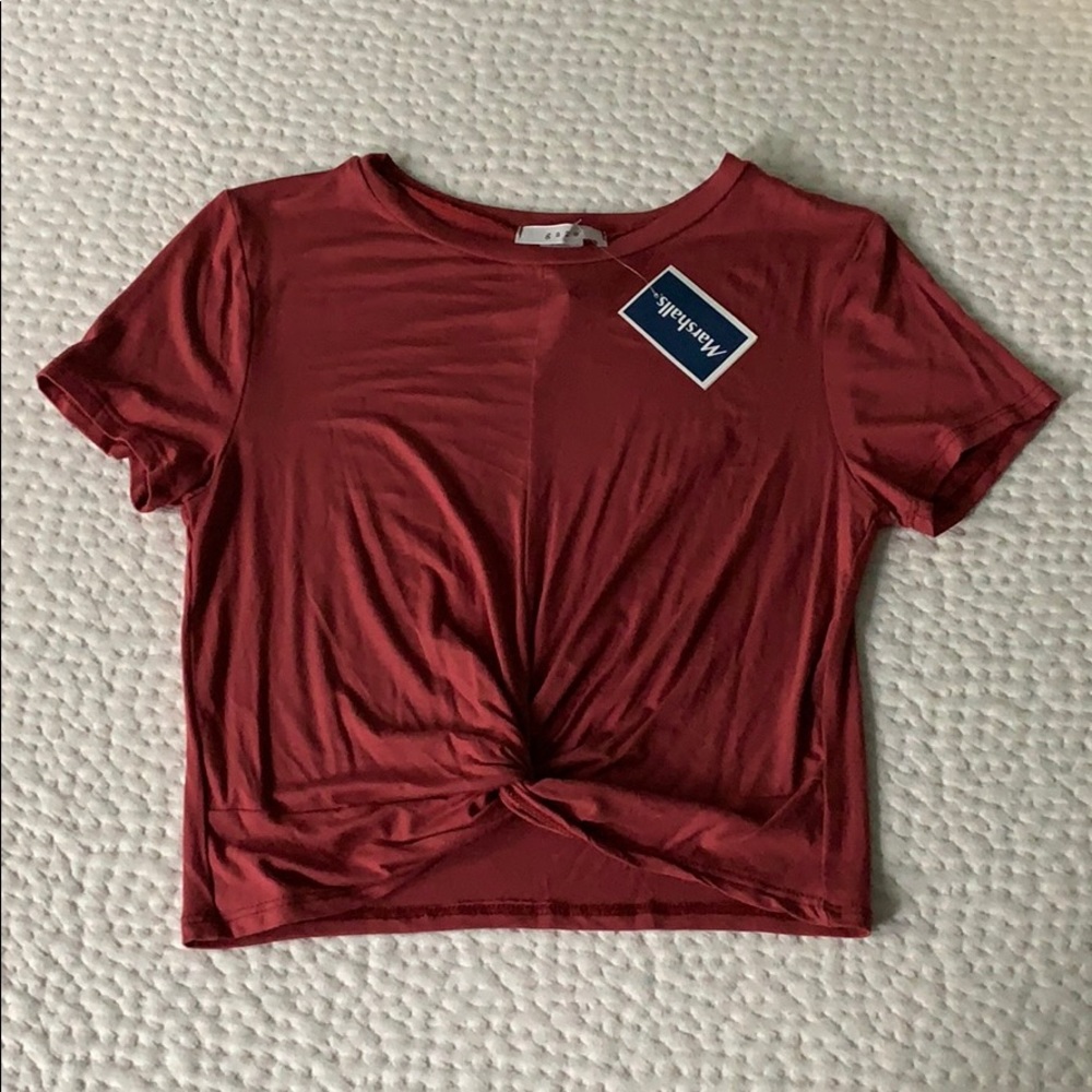 Cropped mauve tie-in-the-front tee